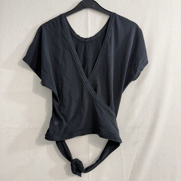 Lululemon Its A Tie Tee Shirt Short Sleeve Size 6 Black Versatile - Picture 1 of 9